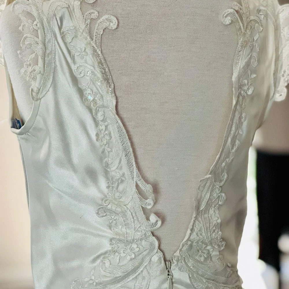 WORN 1x Wedding Dress. Satin w/lace, pearl beads & subtle sequins. Two stains - Picture 8 of 16